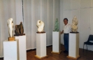 Il Maestro in posa durante una mostra