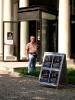 Il Maestro in posa durante l'allestimento di una mostra