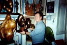 Il Maestro in posa con le sue opere